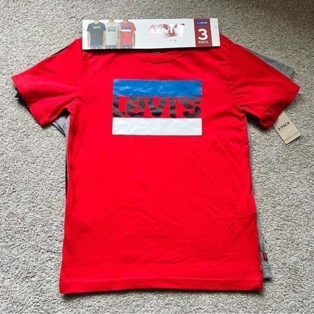 NWT Levi’s youth size large (14/16) three pack short sleeve logo tshirts